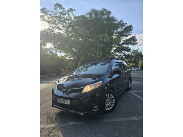 ქირავდება მინივენი Toyota Sienna 8 ადგილიანი